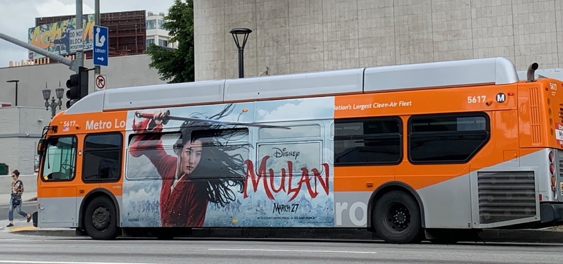 プレミアまで済ませておきながら、「ムーラン」は、コロナの緊急事態宣言で公開が延期に。その後もしばらく、この映画の広告は街のあちこちで見かけられた（筆者撮影）