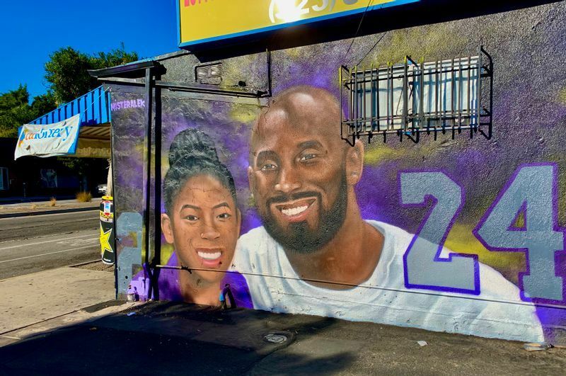 L.A.の街中にある、ブライアントと娘さんに追悼を捧げる壁画（筆写撮影）