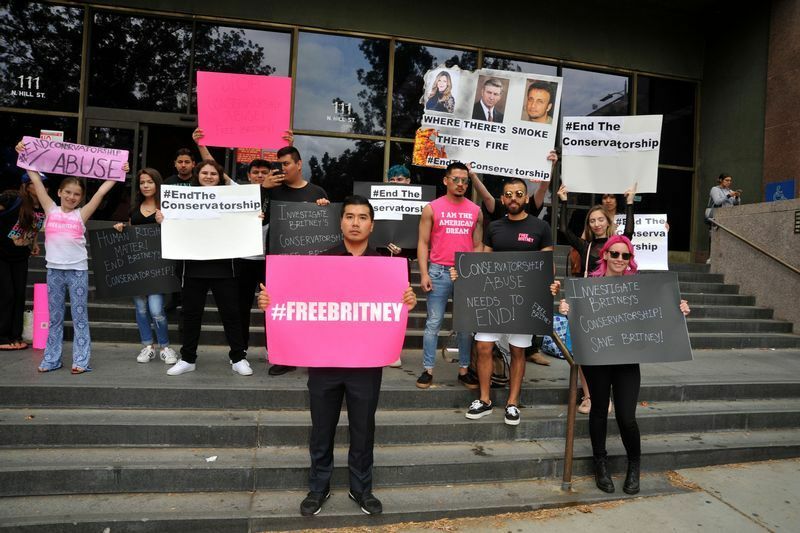 L.A.の裁判所前に詰めかけた「#FreeBritney」支持者たち