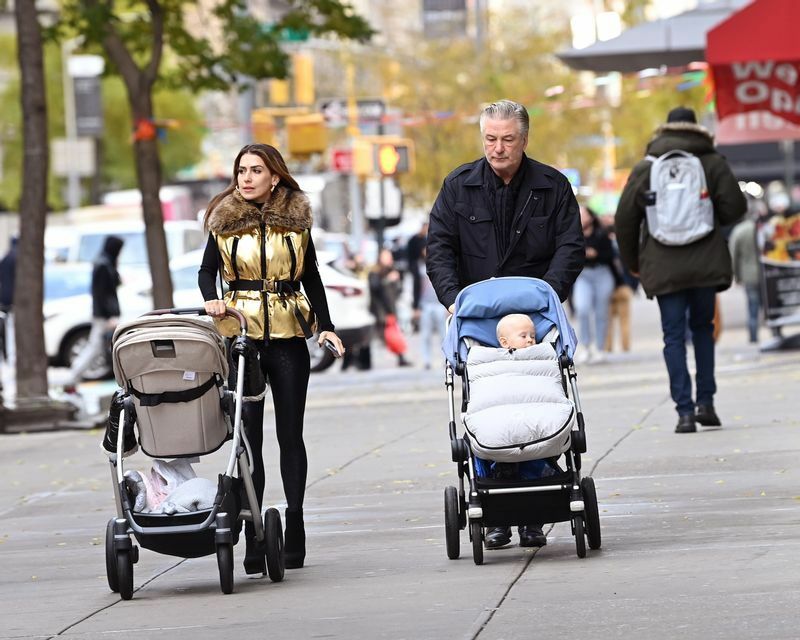 下の子ふたりを連れてニューヨークを散歩するボールドウィン夫妻
