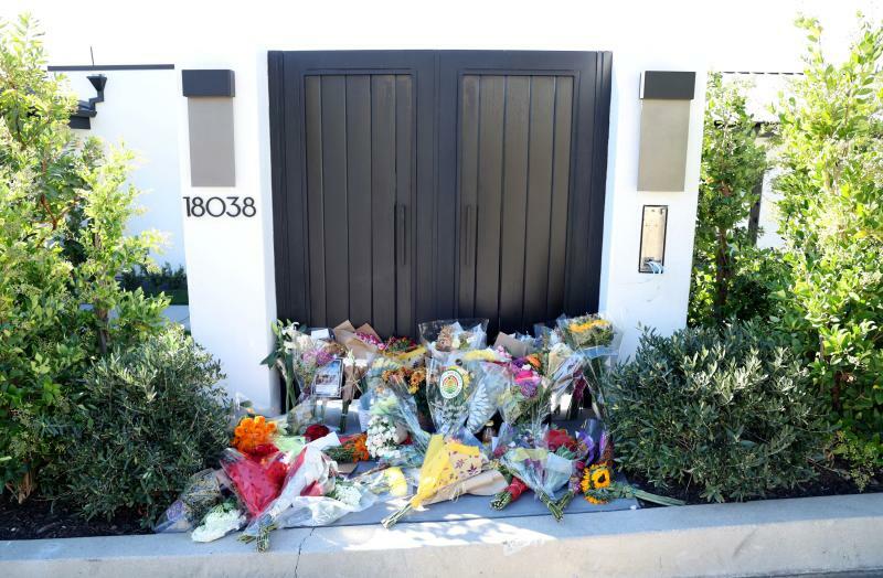 ペリーの家の前には、彼の死を惜しむ人たちから多くの花束が寄せられている