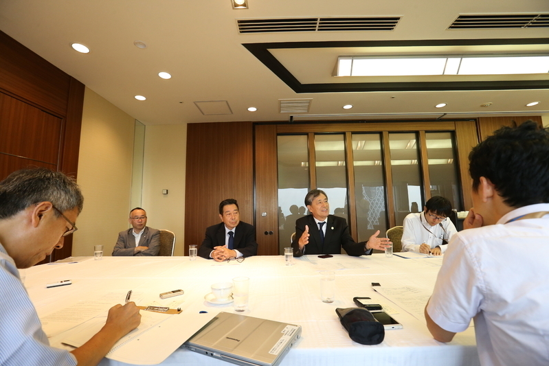 ７月６日に行われたAPC定時理事会の後に記者たちへの報告が行われた　写真・内田和稔