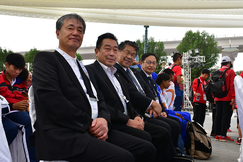 日本からAPCメンバーに加わる（左から）水野正幸APC副会長、麻生学APC理事。メダルセレモニー会場で