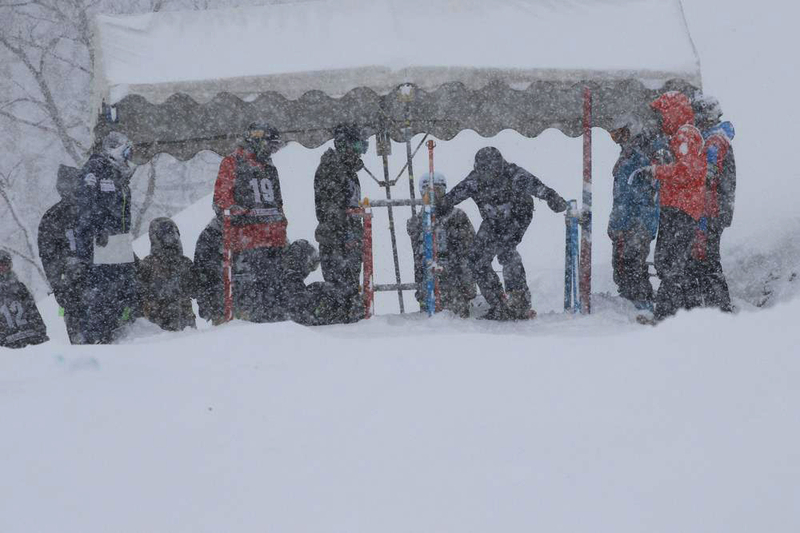 １日目のスタート地点。レースは雪の視界の悪い中で行われた　写真・稲継泰朗
