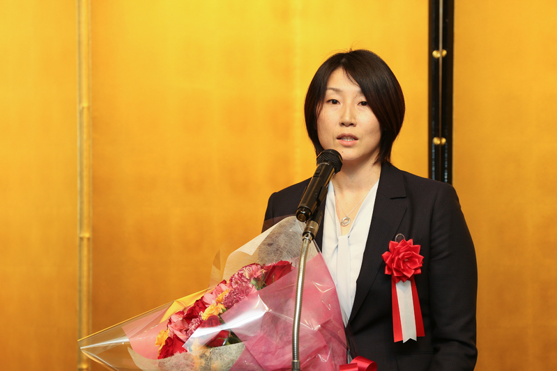受賞者挨拶するデフバレー女子日本代表監督・狩野美雪氏（写真・内田和稔）