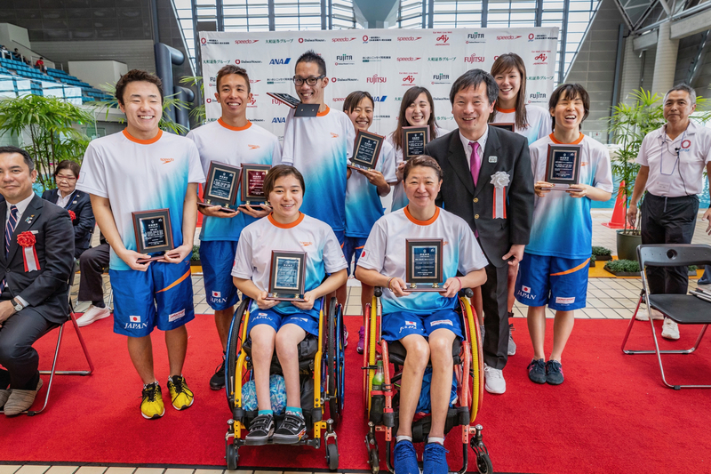 第３５回日本パラ水泳選手権大会／開会式でアジア記録を更新したメンバーが表彰された　写真提供：日本身体障がい者水泳連盟