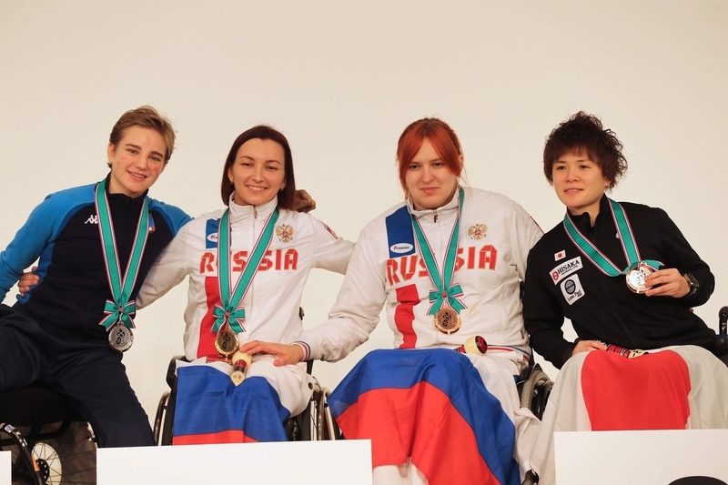 女子フルーレB表彰式／１位イリーナ・ミシュロバ（RUS）、２位ベアトリーチェ・ヴィオ（ITA）、３位 櫻井杏理（JPN）、ラドミラ・ヴァシレバ（RUS）　写真・中村Manto真人
