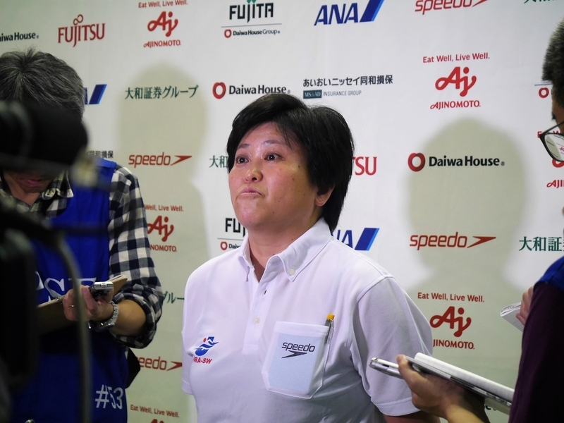 レースが終了し、記者たちに囲まれる峰村史世日本代表監督　写真・望月芳子