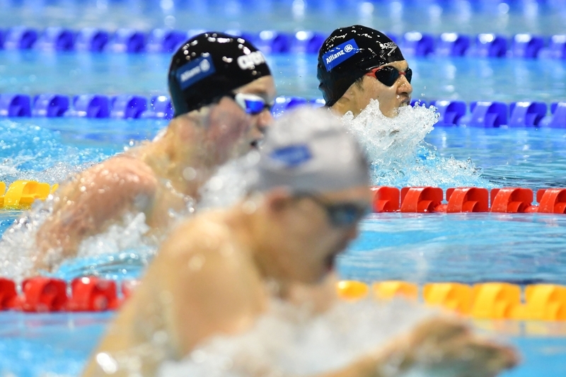 男子100m平泳ぎSB11を泳ぐ木村敬一（奥）、オランダ（中）、中国（手前）　写真・PARAPHOTO/安藤理智