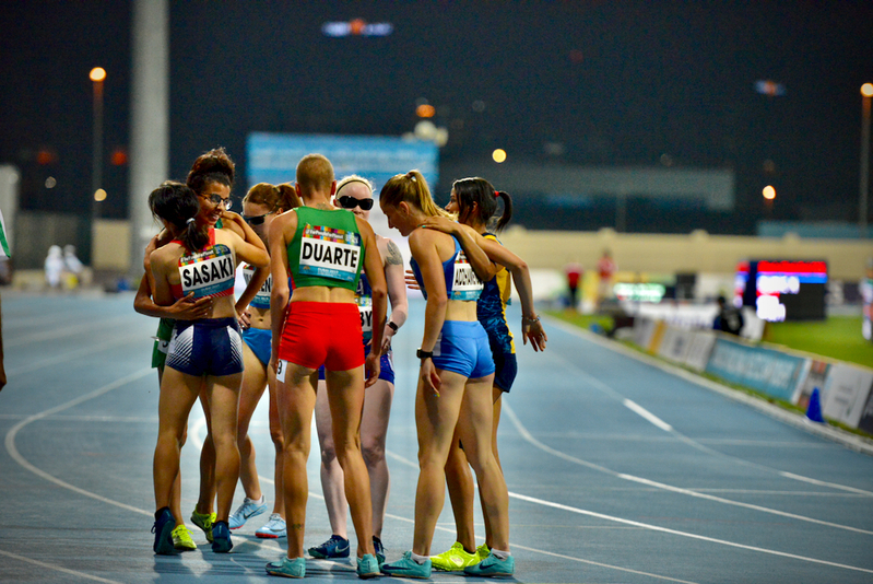 女子400m　T13決勝を走り終えたゴールエリアの選手たち。　筆者撮影
