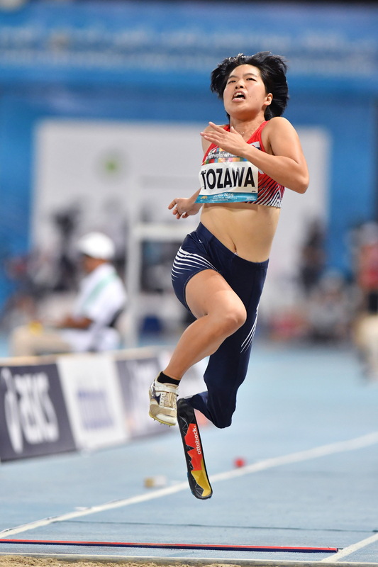 11月12日の午後に行われた女子走幅跳びT63で、4m33cmで３位、銅メダルを獲得した兎澤朋美　写真・安藤理智