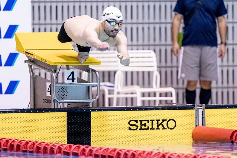男子50m自由形S4をスタートする鈴木孝幸（ゴールドウィン）。50m背泳ぎS4は49秒77で日本新記録、50m 自由形S4は38秒15で大会記録更新　写真・秋冨哲生