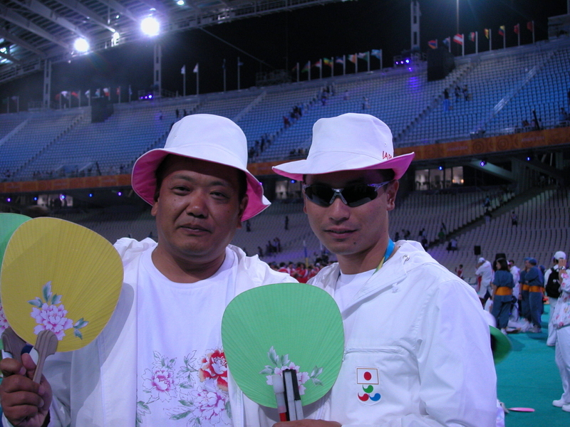 アテネパラリンピック（2004年）閉会式での河合純一。寺西真人コーチ（左）と　写真・PARAPHOTO