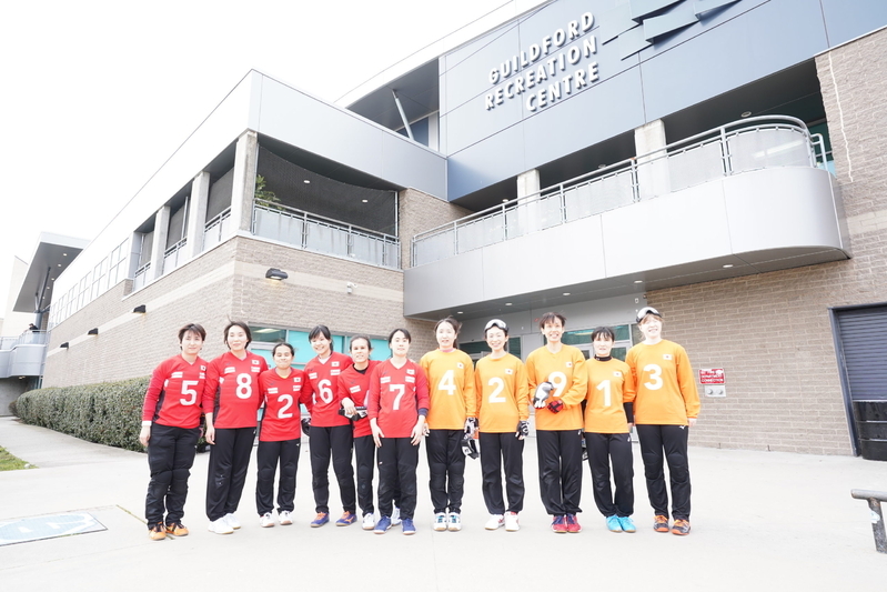 日本代表チーム。バンクーバーの会場（Guildford Recreation Centre）の前で　写真・PARAPHOTO/中村 Manto 真人