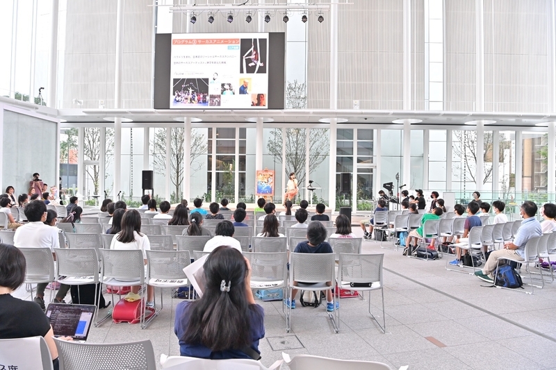横浜市役所アトリウムでの小学生を交えたプレゼンテーション　写真/PARAPHOTO・山下元気