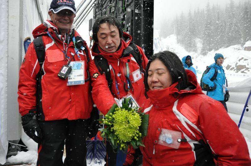バンクーバーパラリンピック（2010年）銅メダルの大日方邦子。ゴールエリアで行われるフラワーセレモニーを終えて日本スタッフの元へ　写真・佐々木延江