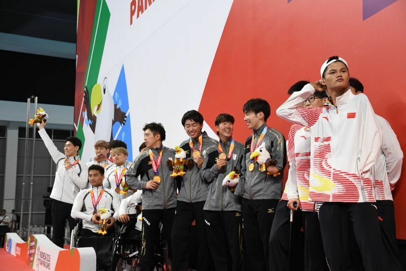 2018アジアパラでのフリーリレーで金メダルを受賞した　写真・佐々木延江