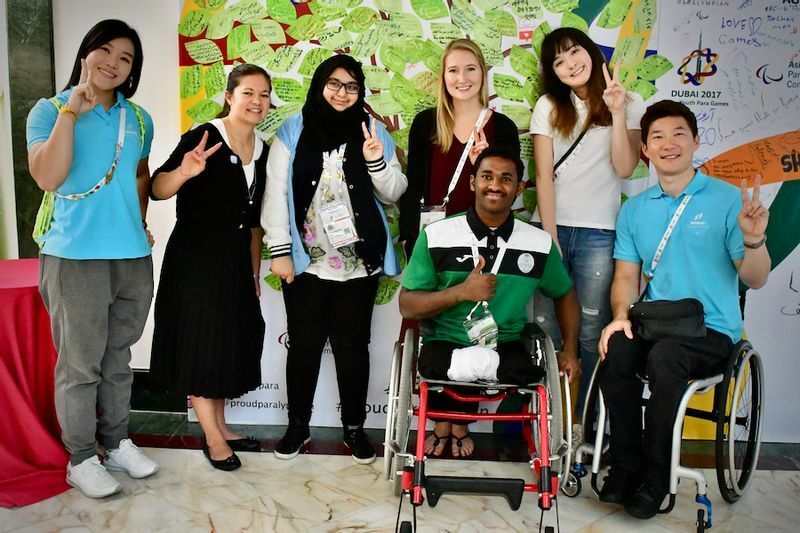 インターン時代にドバイで行われた、2017年アジアユースパラゲームズ。Proud Paralympianのボランティア・メンバーたちと。後列一番右が篠原　筆者撮影