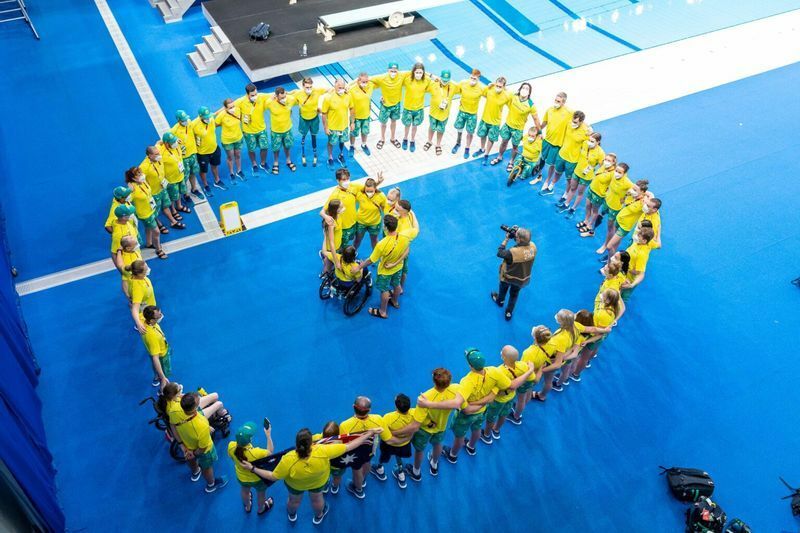 8月24日、公式練習最終日のアクアティクスセンターで国歌を合唱するオーストラリア水泳チーム　写真・PARAPHOTO/秋冨哲生