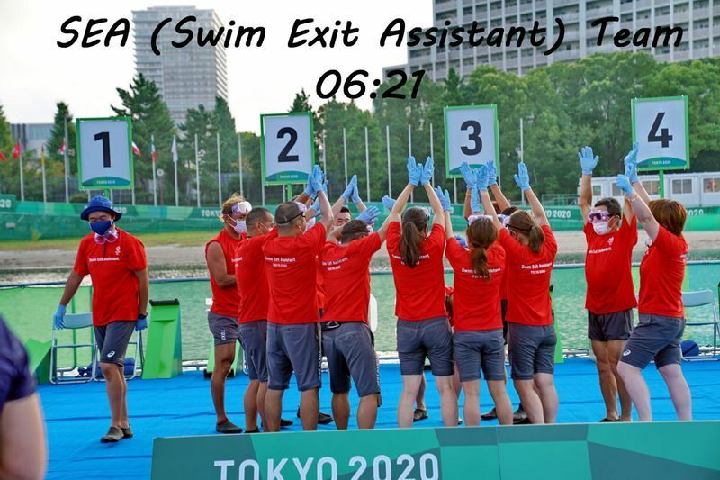 8月29日、早朝のトライアスロン会場に集まったチームSEA（Swim Exit Assistant）ジャパン　写真・PARAPHOTO/秋冨哲生