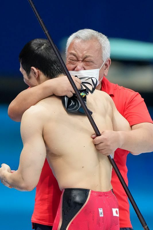 東京2020パラリンピック、100mバタフライを泳ぎ終えプールを上がった木村と寺西氏　写真・秋冨哲生
