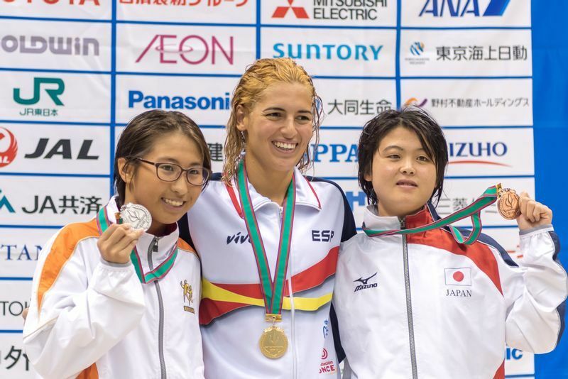 2018年10月5日、ジャパンパラ水泳競技大会100m自由形（S14）表彰式。金メダルのミシェル アロンソ・モラーレス（中央）と、銀メダルの北野安美紗（左）と銅メダルの井上舞美（右）　写真・秋冨哲生