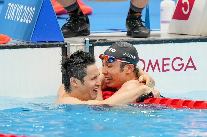東京パラリンピック、男子100mバタフライS11をワンツーで終えて讃えあう木村敬一（左）と富田宇宙（右）　写真・秋冨哲生