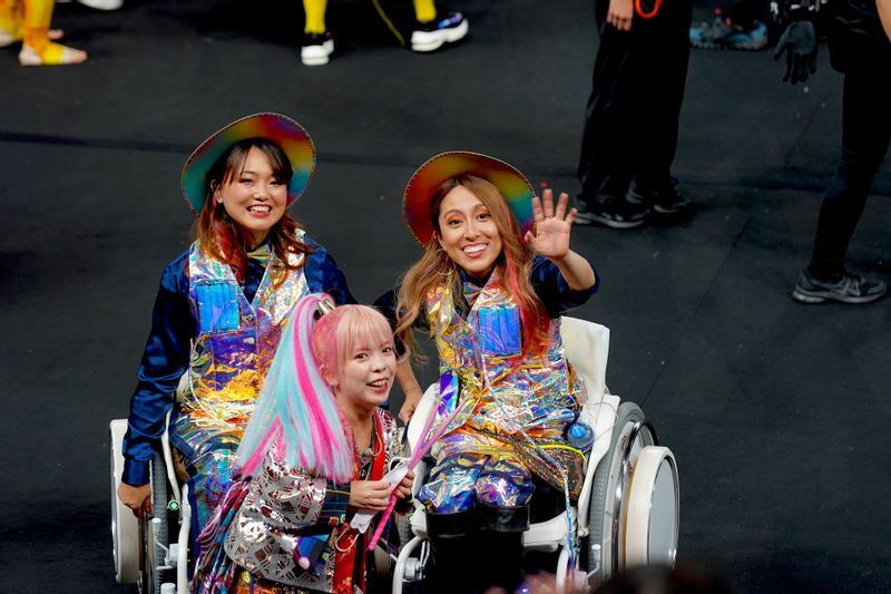 9月6日、東京2020パラリンピック閉会式を終えた仲間のパフォーマーたちと小澤綾子（左奥）　写真・中村 Manto 真人