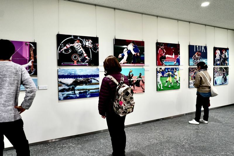 切断ヴィーナスのポートレートとともに越智貴雄氏が21年間撮り続けた最高峰のパラスポーツを伝える写真30点以上が展示されている