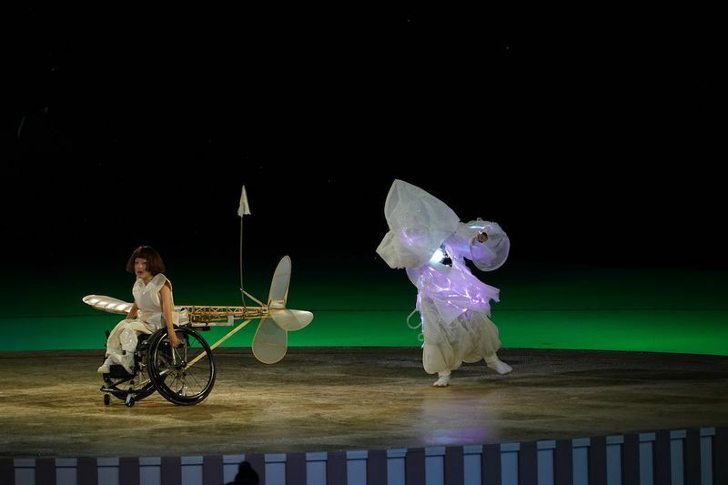 2021年8月24日、東京パラリンピックの開会式は「翼」をテーマにしたパフォーマンスで「片翼の小さな飛行機」の主人公を演じたのは13歳の和合由依さん　写真・PARAPHOTO/中村 Manto 真人