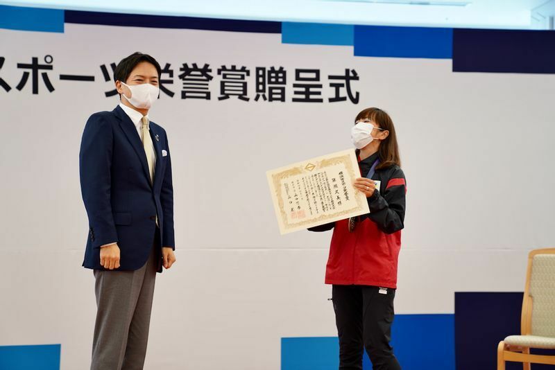 表彰式で表彰状を授与した山中竹春横浜市長（左）