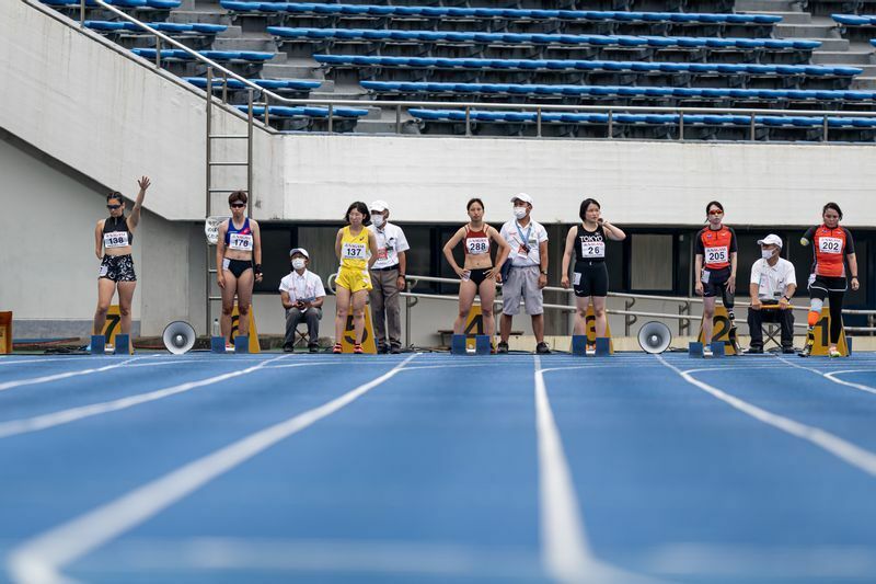パラの部・女子100m T47 スタートラインに立つ一ノ瀬メイ（左）　写真・PARAPHOTO/秋冨哲生
