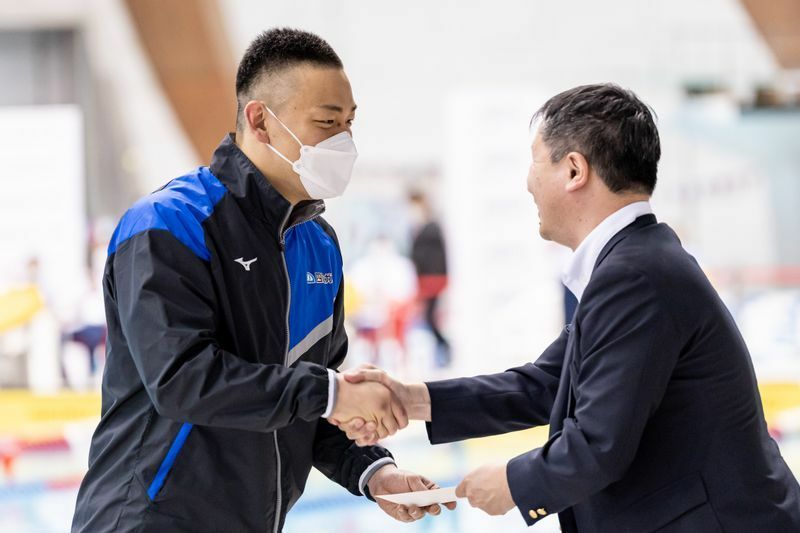 河合純一日本パラ水泳連盟会長から表彰を受ける山口尚秀
