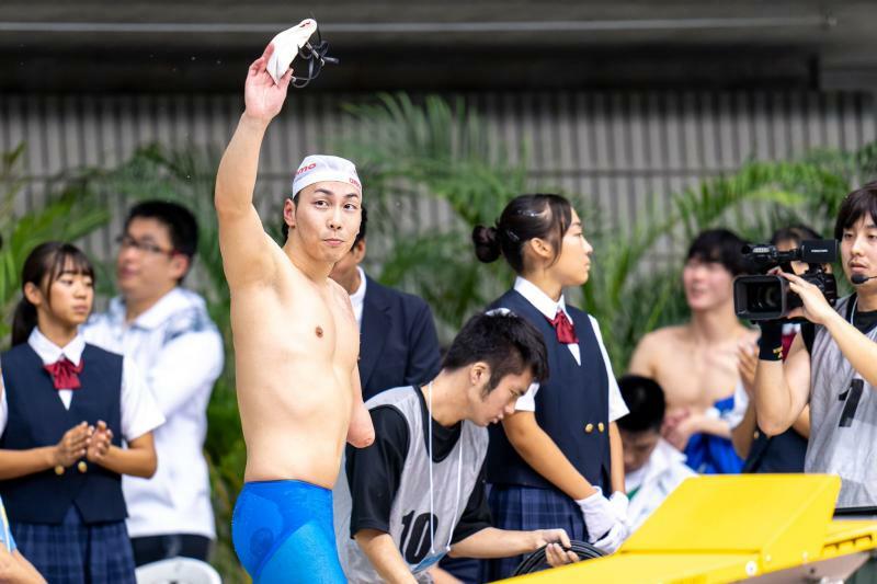 ラストレースを泳ぎ終え、観客に手を振る山田拓朗　写真・PARAPHOTO/秋冨哲生