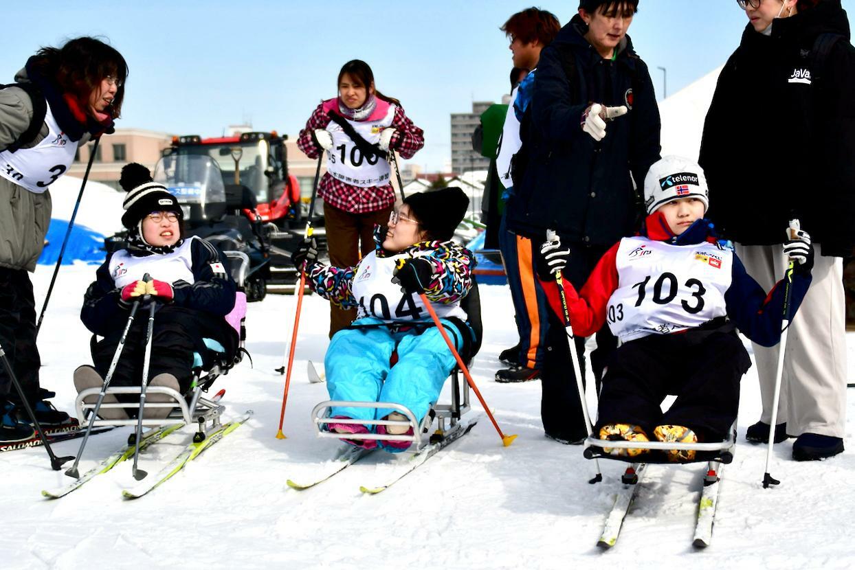 腕の力を使うシットスキーだが4.5kmのコースで子どもたちも気軽に挑戦した　写真・小林勉