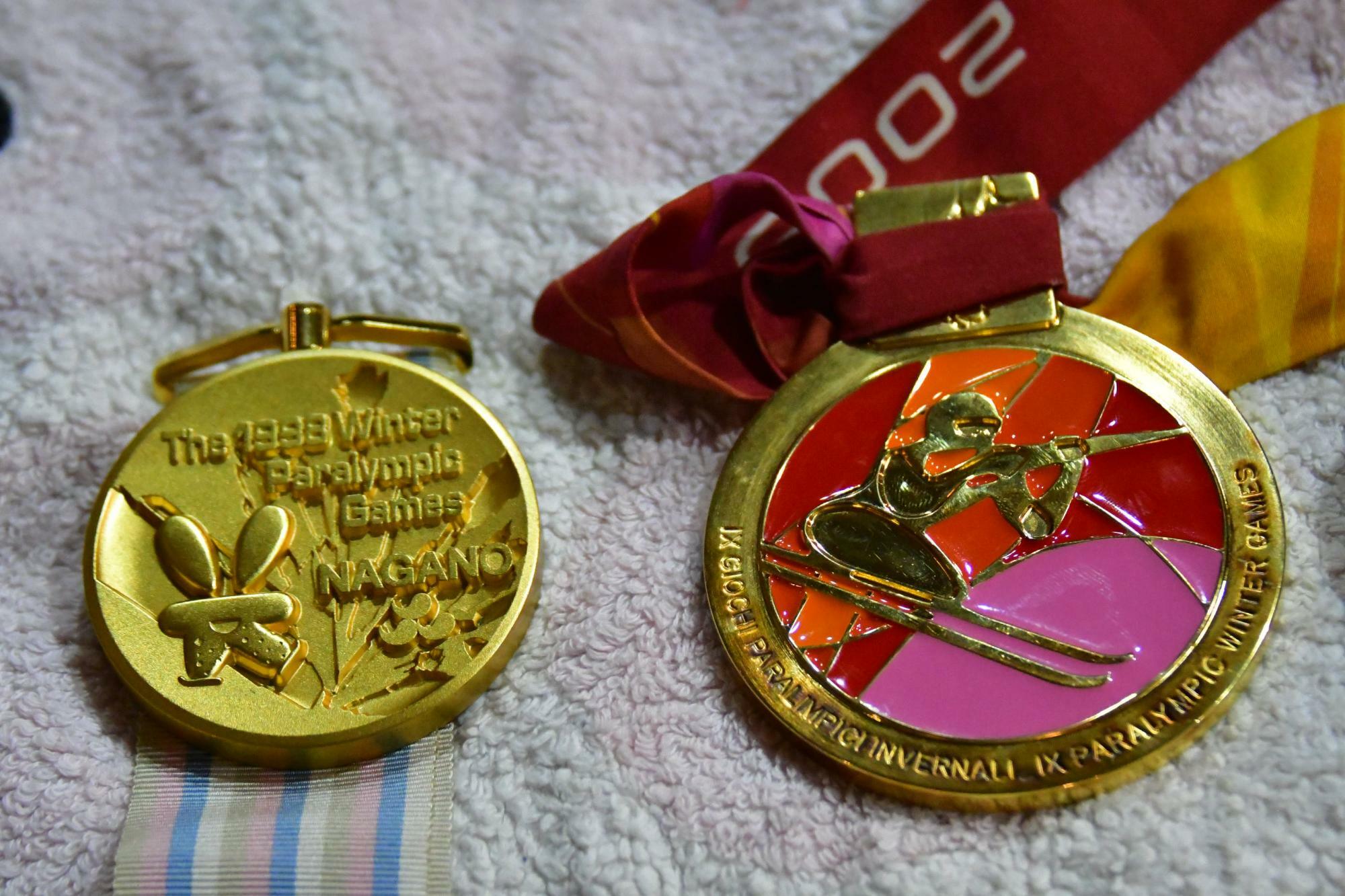 右からトリノパラ、バイアスロン12.5Kmでの金メダル、長野パラ、バイアスロン7.5kmでの金メダル　写真・小林勉