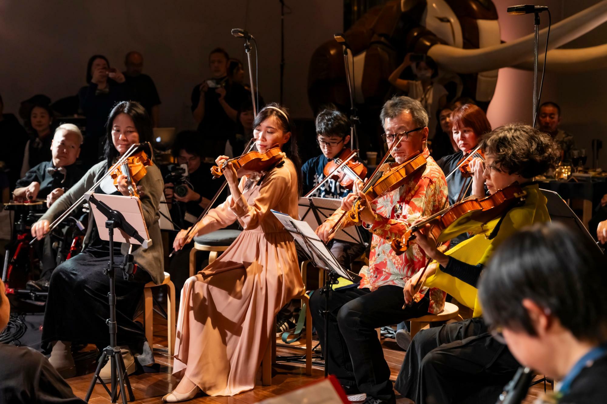 プロのビオラ奏者・立木茂さん（右から2番目）　撮影：427FOTO　