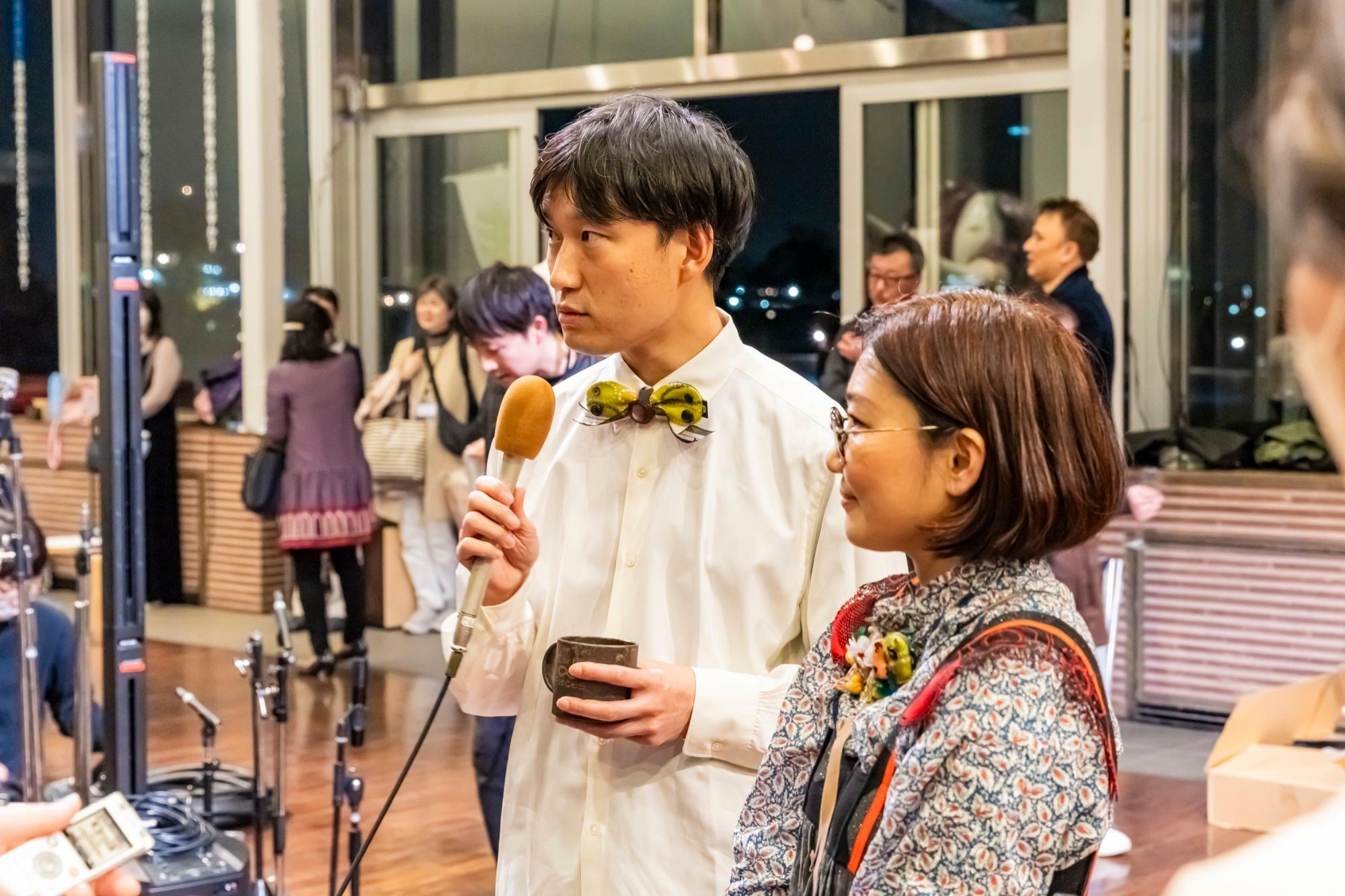 演奏会が終了しインタビューに応じる（左から）蓮沼執太さんと栗栖良依さん　撮影：427FOTO