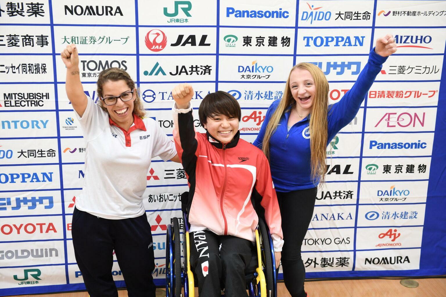 2018年9月、横浜で開催されたジャパンパラ水泳競技大会に来日したマケンジー・コーン（右）と小池さくら（中央）　写真・山下元気
