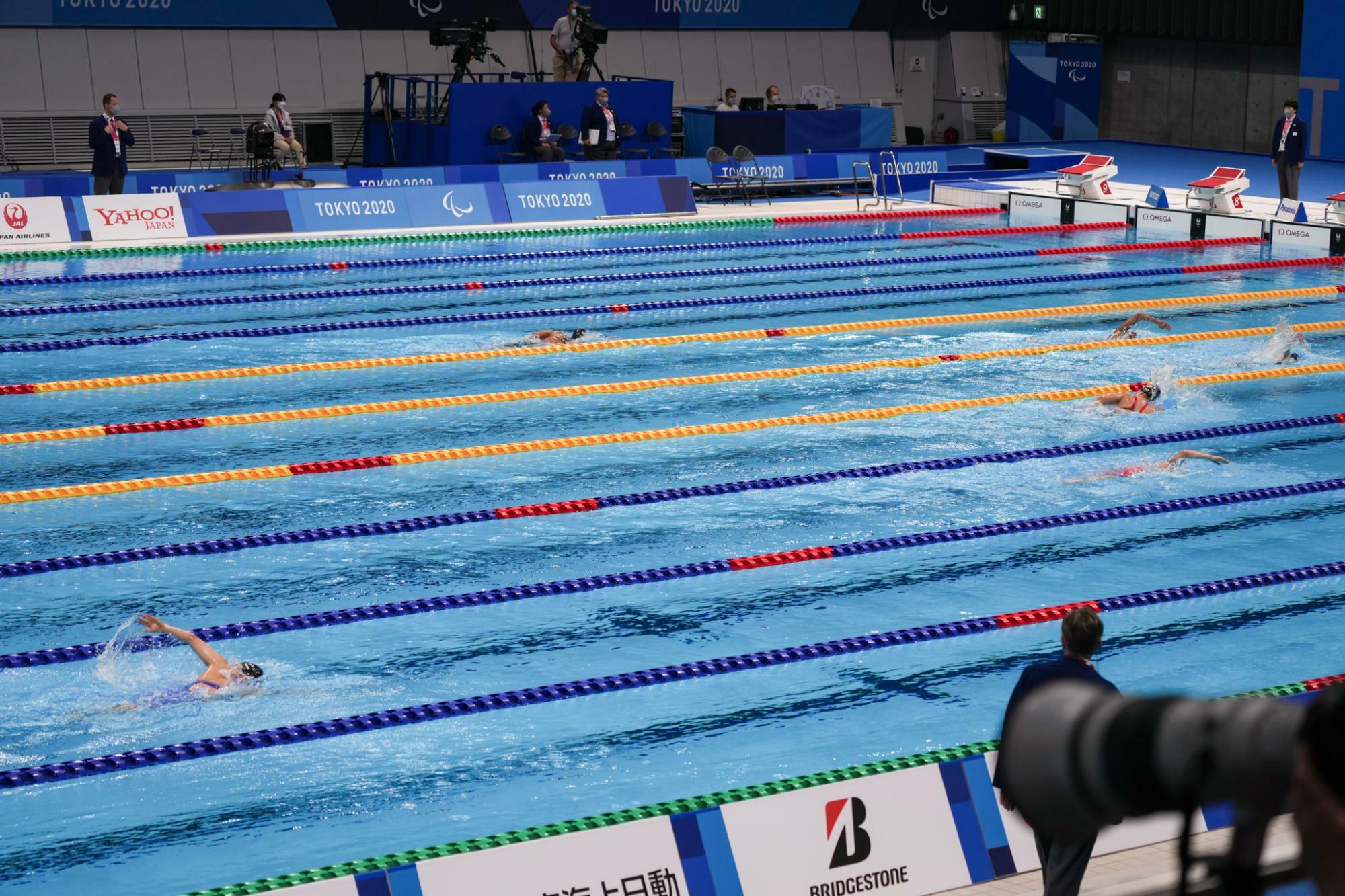 東京2020パラリンピックでの400m自由形S7のレース。手前の1レーンを小池が、4レーンをマケンジー・コーン（アメリカ）が泳ぐ　写真・秋冨哲生