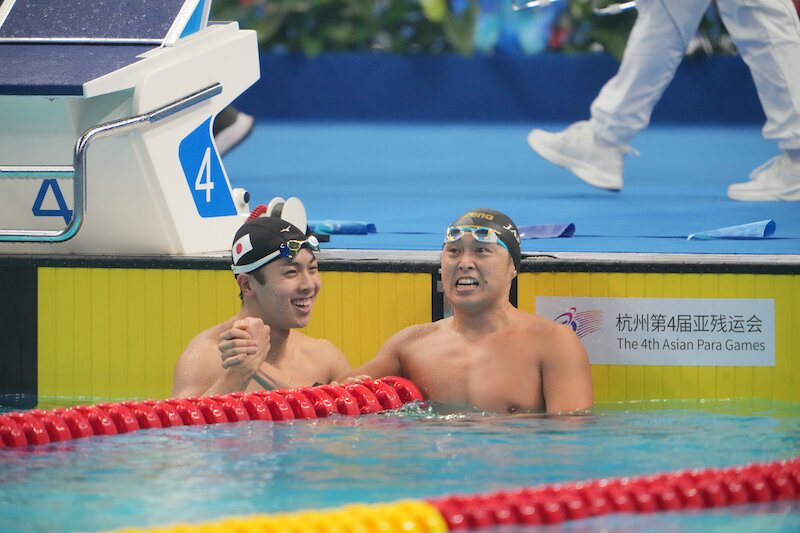 昨年10月に中国杭州で開催されたアジアパラ競技大会での男子100メートルバタフライS10を泳ぎ終えた（左から）。写真・PARAOHOTO/秋冨哲生、山下元気