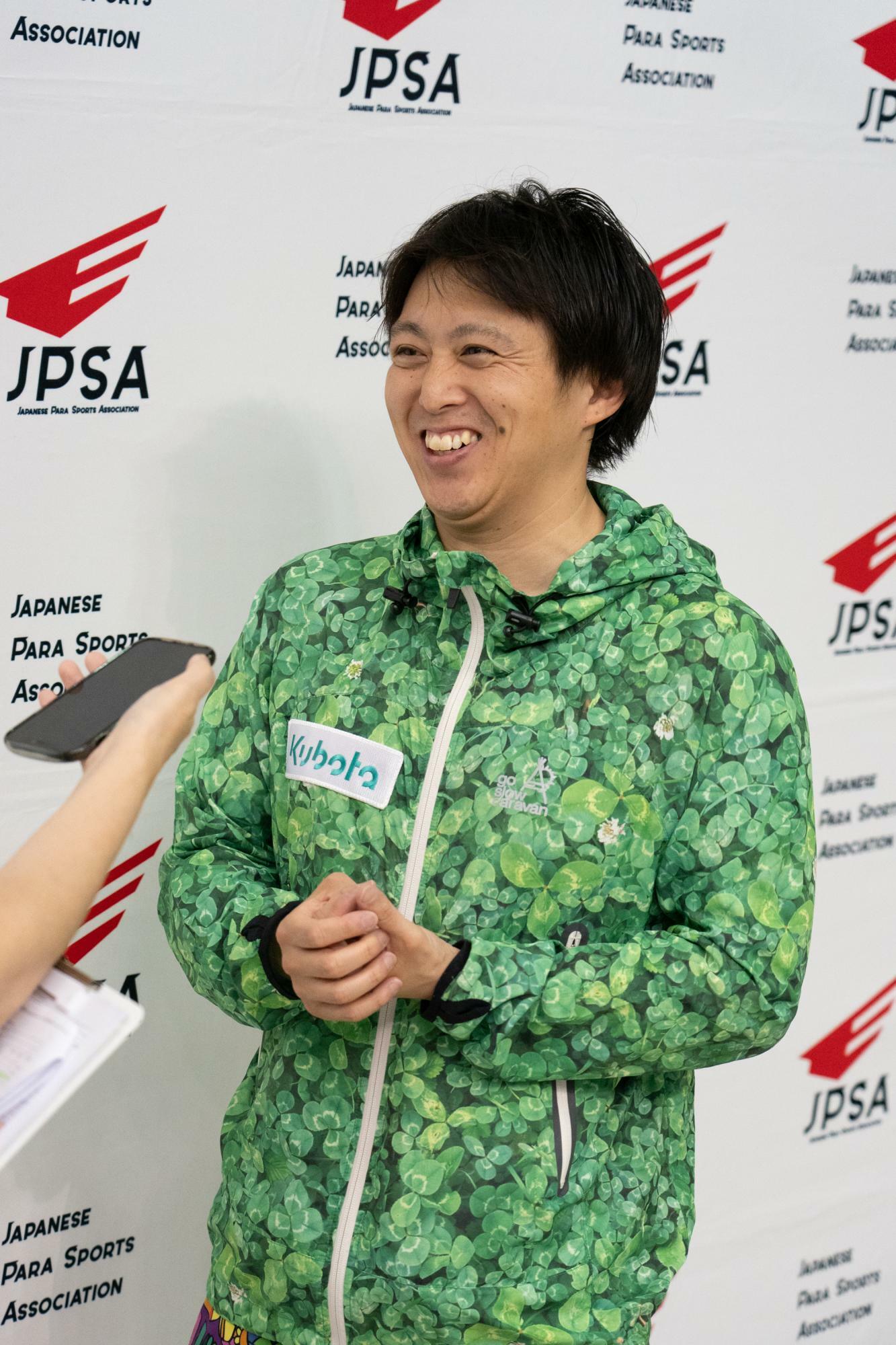 大会最終日の100mバタフライのレース後に、日本代表チームとパラ水泳の普及について語る久保大樹（KBSクボタ）　写真・PARAPHOTO/地主光太郎
