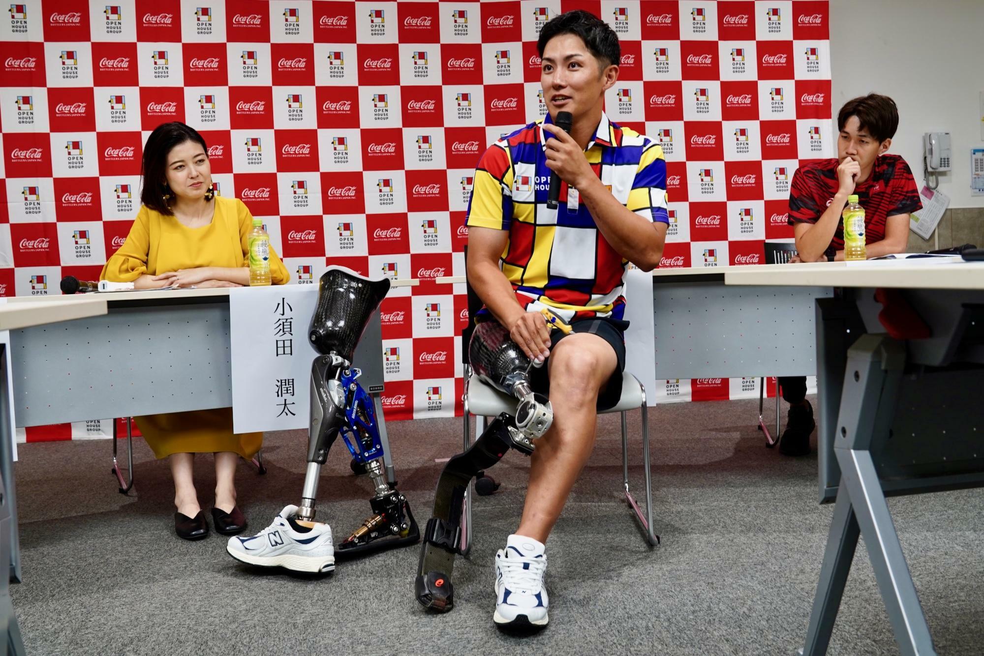 交流会で実演を交えて義足のメンテナンスについて語る小須田。義足の調整がパフォーマンスに直結すると、特に義足のフィット感を高めることに注力している。　写真・PARAPHOTO