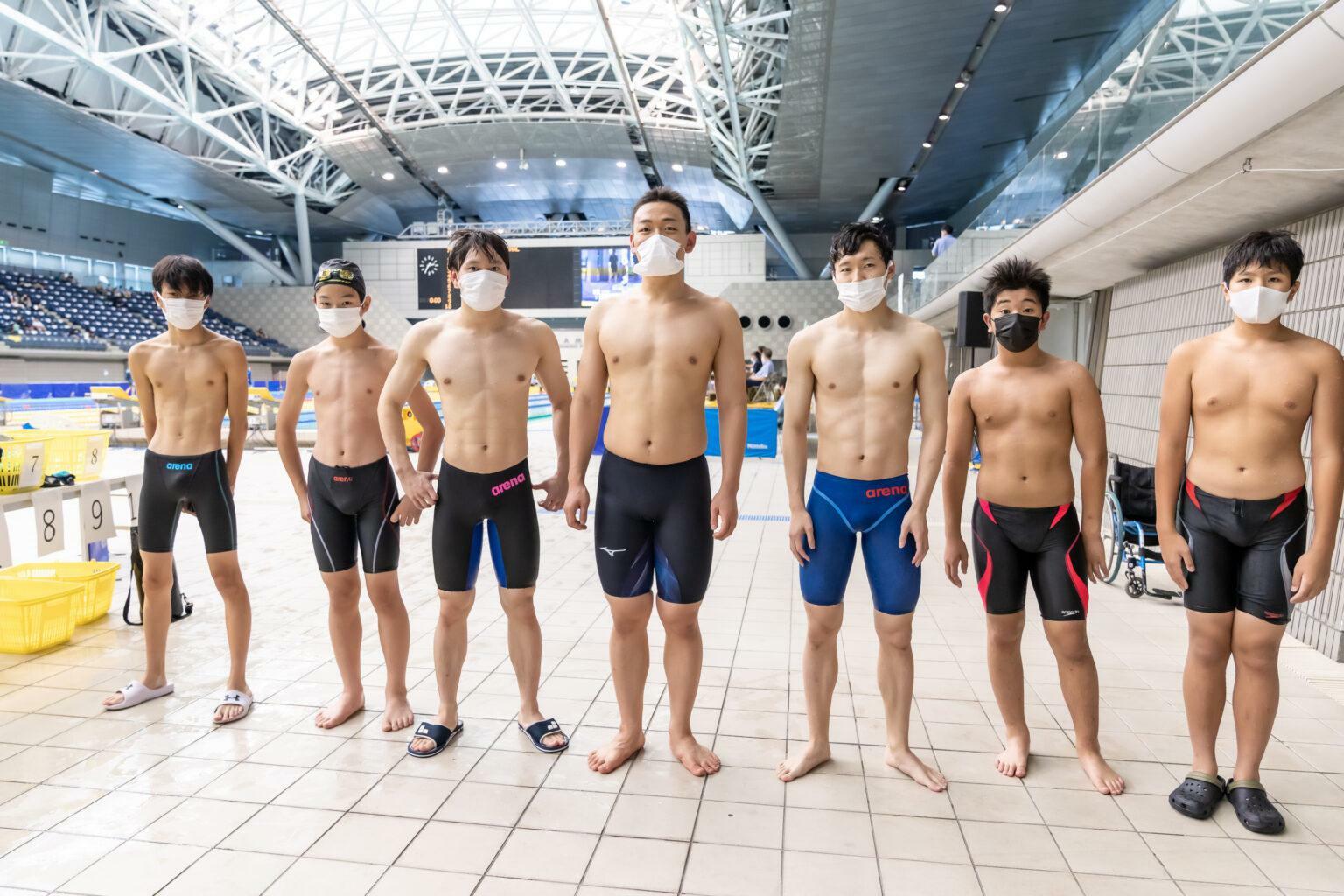 第1回インクルーシブ大会で、パラリンピック100m平泳ぎの世界記録を持つ山口尚秀（1位・中央）と競い合ったスイマーたち。　写真・秋冨哲生