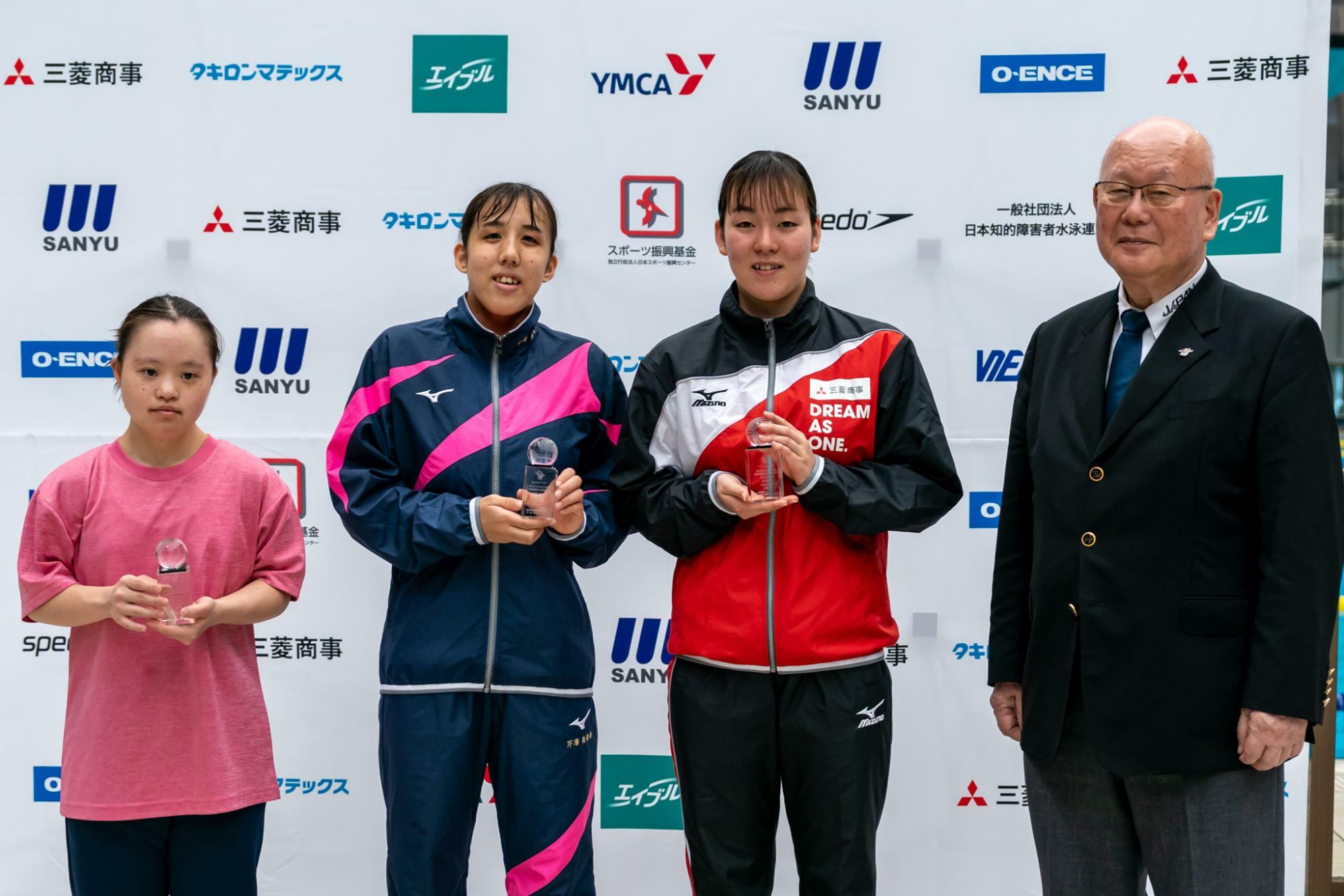 6月30日、第27回日本知的障害者選手権 水泳競技大会で世界記録、アジア記録の選手が表彰された。　写真・秋冨哲生