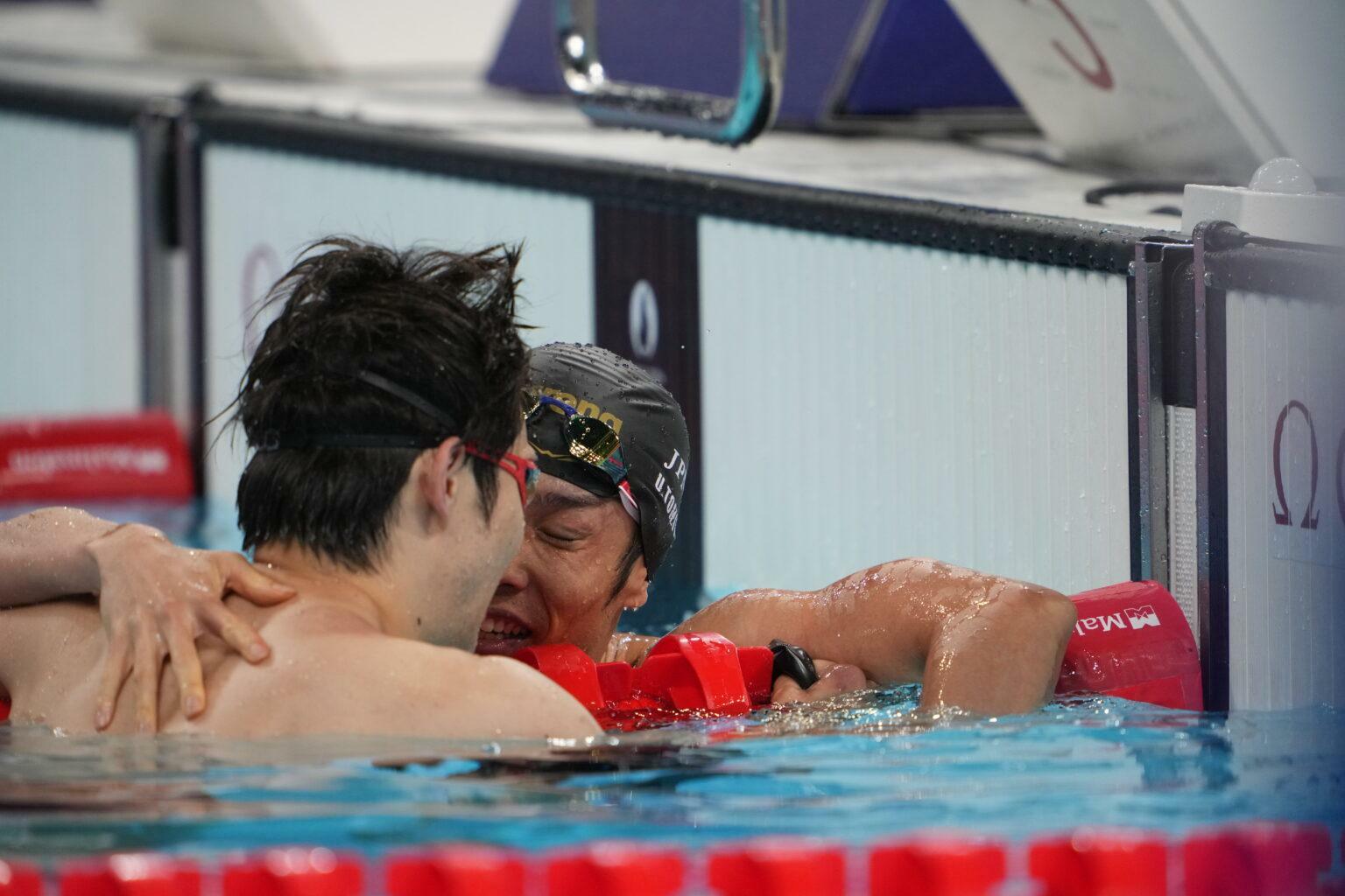 9月7日、100mバタフライS11、レース後の木村（左）と富田。木村の優勝を心から喜ぶ富田の姿勢は変わらない　写真 PARAPHOTO/中村 Manto 真人