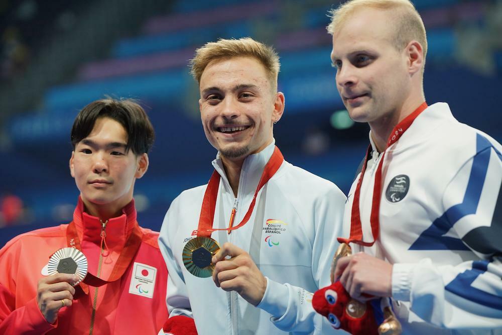 男子100m背泳ぎS8の表彰式。1位・LLOPIS SANZ Inigo（ES P)、2位・窪田幸太、3位・MALYAR Mark （ISR）　写真 PARAPHOTO/中村 Manto 真人