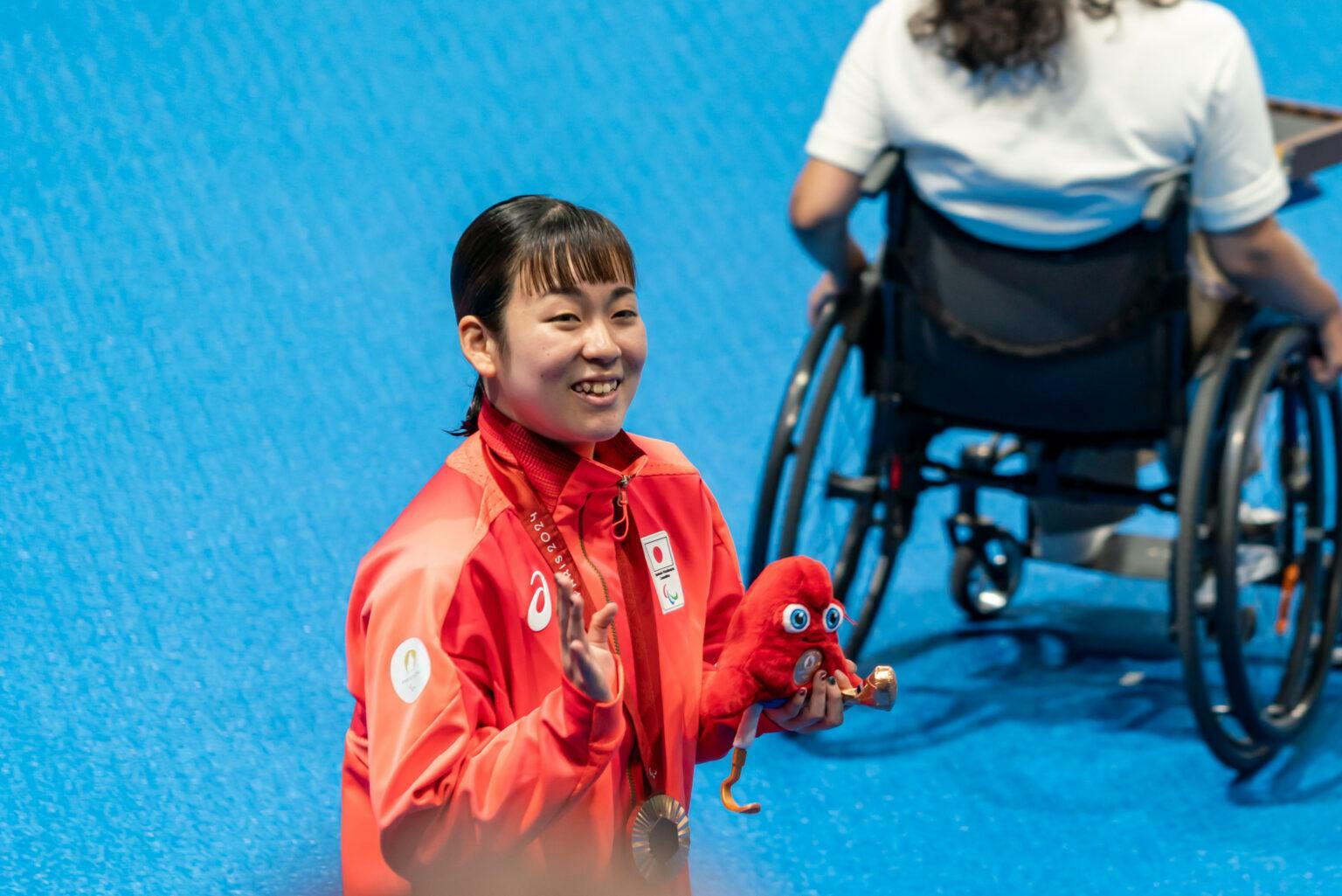 女子200m個人メドレー銅メダルのセレモニーを終えて、観客席に手を振る木下あいら 写真・PARAPHOTO 秋冨哲生