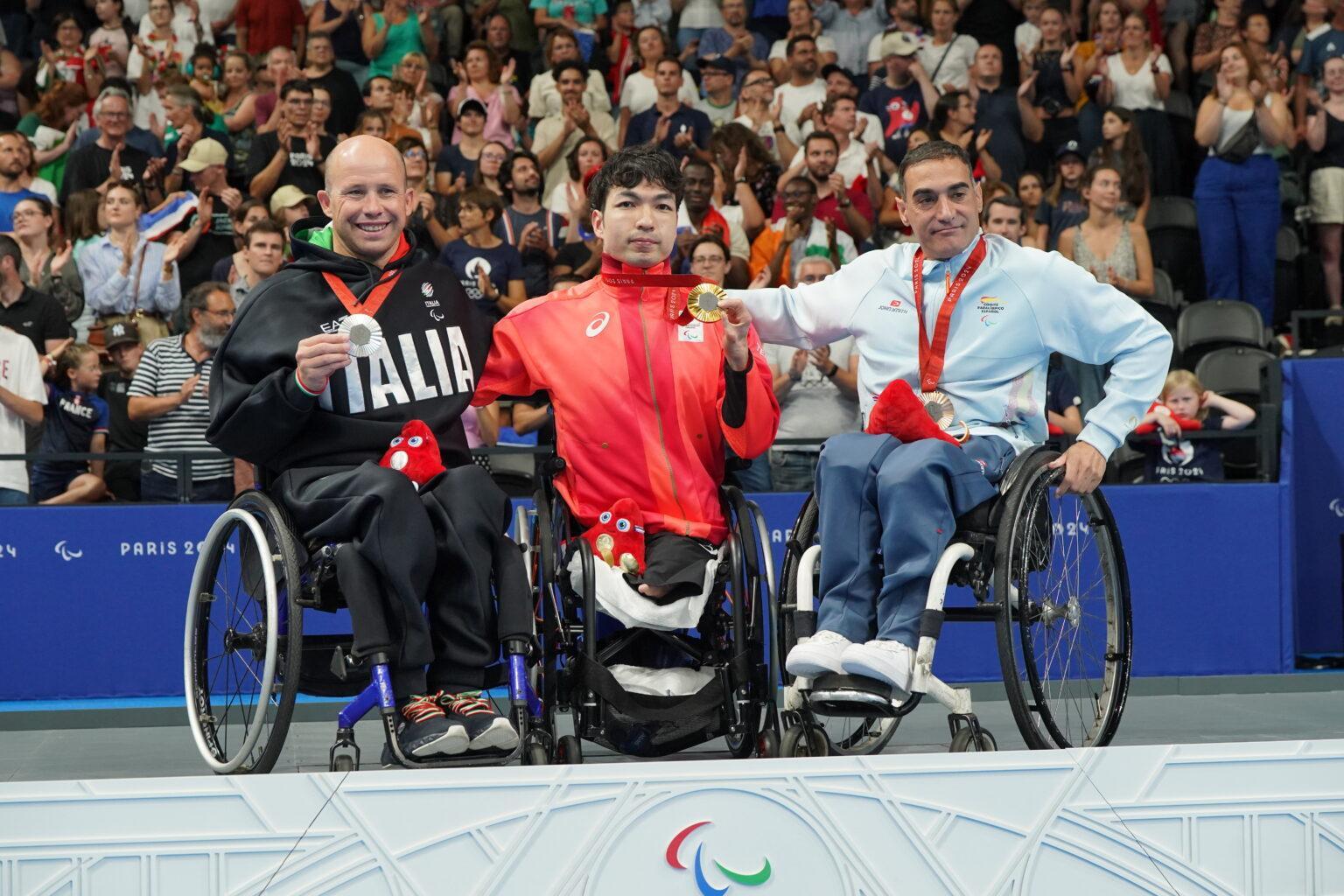 男子50m SB3メダル表彰式。1位・鈴木孝幸、2位・MORELLI Efrem（ITA）、3位・LUQUE Miguel（ISP）写真・PARAPHOTO/中村 Manto 真人