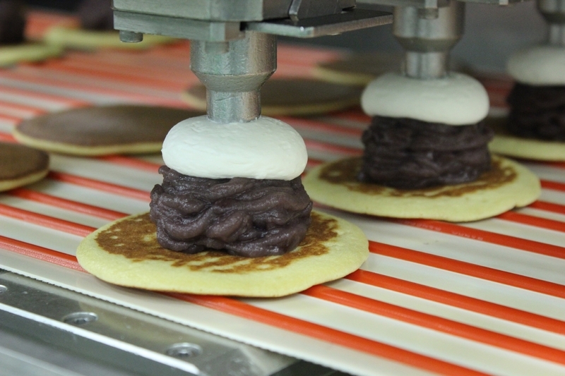 ローソン 人気スイーツの工場に潜入 新感覚の洋風どら焼きは こう作られる 笹木理恵 個人 Yahoo ニュース ローソン 人気スイーツの工場に潜入 新感覚の洋風どら焼きは こう作られる 笹木理恵 個人 Yahoo ニュース